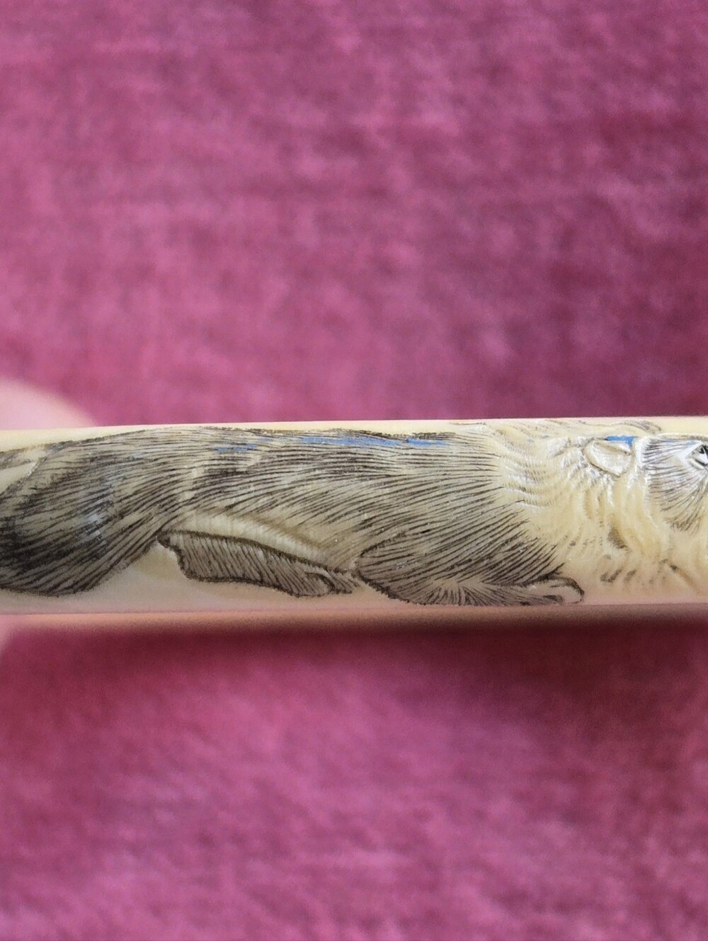 Vintage Carved Cream-Colored Bangle Bracelet Cougar Panther - Picture 2 of 6